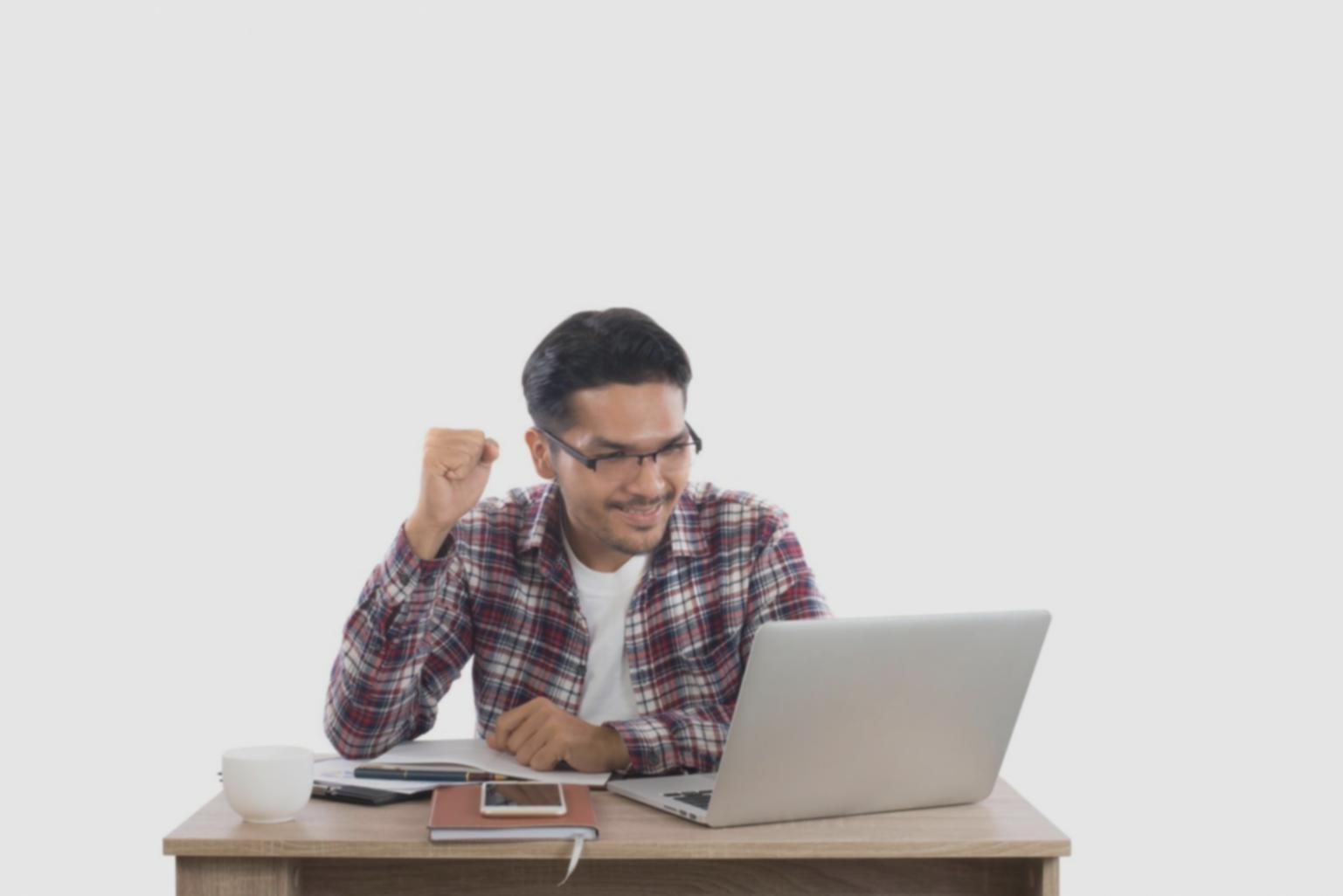 Studente che lavora su un modello 3D professionale